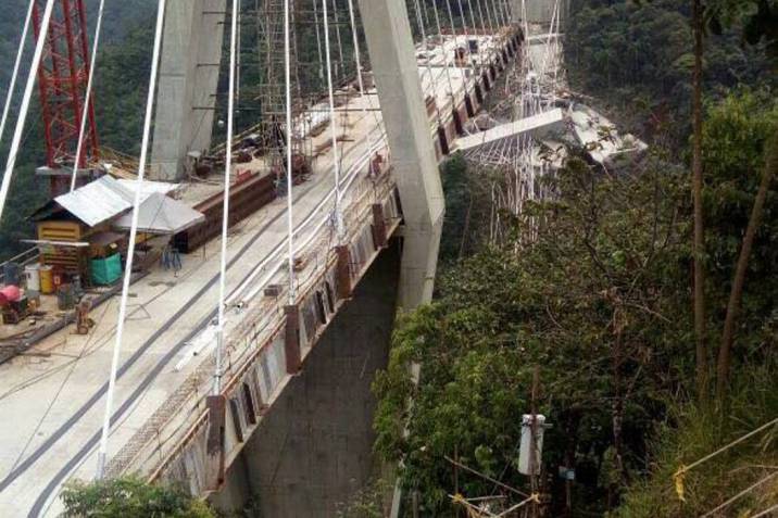 Puente desplomado en la doble calzada Bogotá- Villavicencio